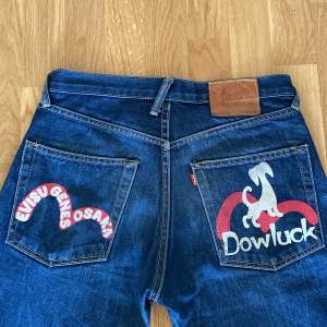 Ett par väldigt feta dowluck evisu jeans som har schysst stitching och coola bakfickor. 