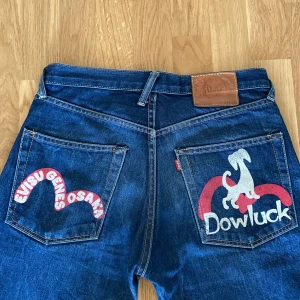 Evisu jeans  - Ett par väldigt feta dowluck evisu jeans som har schysst stitching och coola bakfickor. 