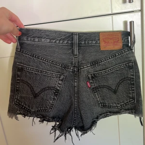 Levis jeansshorts - Säljer snygga Levis shorts som jag tyvärr har växt ur! Aldrig använda av mig så väldigt bra skick👍