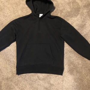 Zara Svart hoodie  - Skick 7,5/10 använd lite då och då. Väldigt skön. Passar ej längre. Bara att ställa frågor.