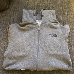 North Face Hoodie  - Väldigt bekväm Hoodie som passar bra i alla väder  Storlek S Bra skick Passform: Slim fit 