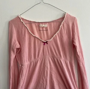 Odd molly långärmad  - Aldrig använd odd molly långärmad i en fin rosa färg. Super fint med ett vitt spets linne under. 