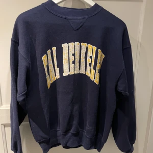Vintage sweatshirt  - Blå sweatshirt köpt second hand. Lite oversized passform! Vet ej storlek men skulle säga att det är M/L ungefär✨