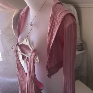 Rosa Set - Rosa set med byxor topp & zip up! Lent tyg, kan användas till lite allt möjligt som träning, loungewear elr bara en vanlig dag:) Går såklart även att använda var för sig men superfint i set<3 H&M, går inte längre att få tag på, prislappar kvar! Läs bio<3