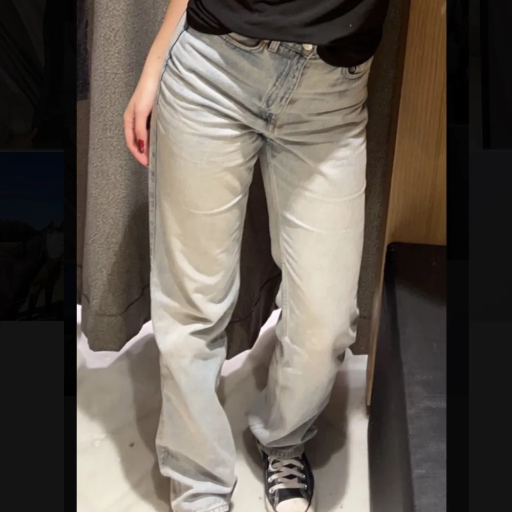 Ljusblåa jeans från weekday i modellen ”rowe”.. Jeans & Byxor.