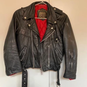 Petroff skinnjacka - Vintage petroff äkta skinn. Har sina skavanker, därav pris. DM för fler bilder. Frakt tillkommer