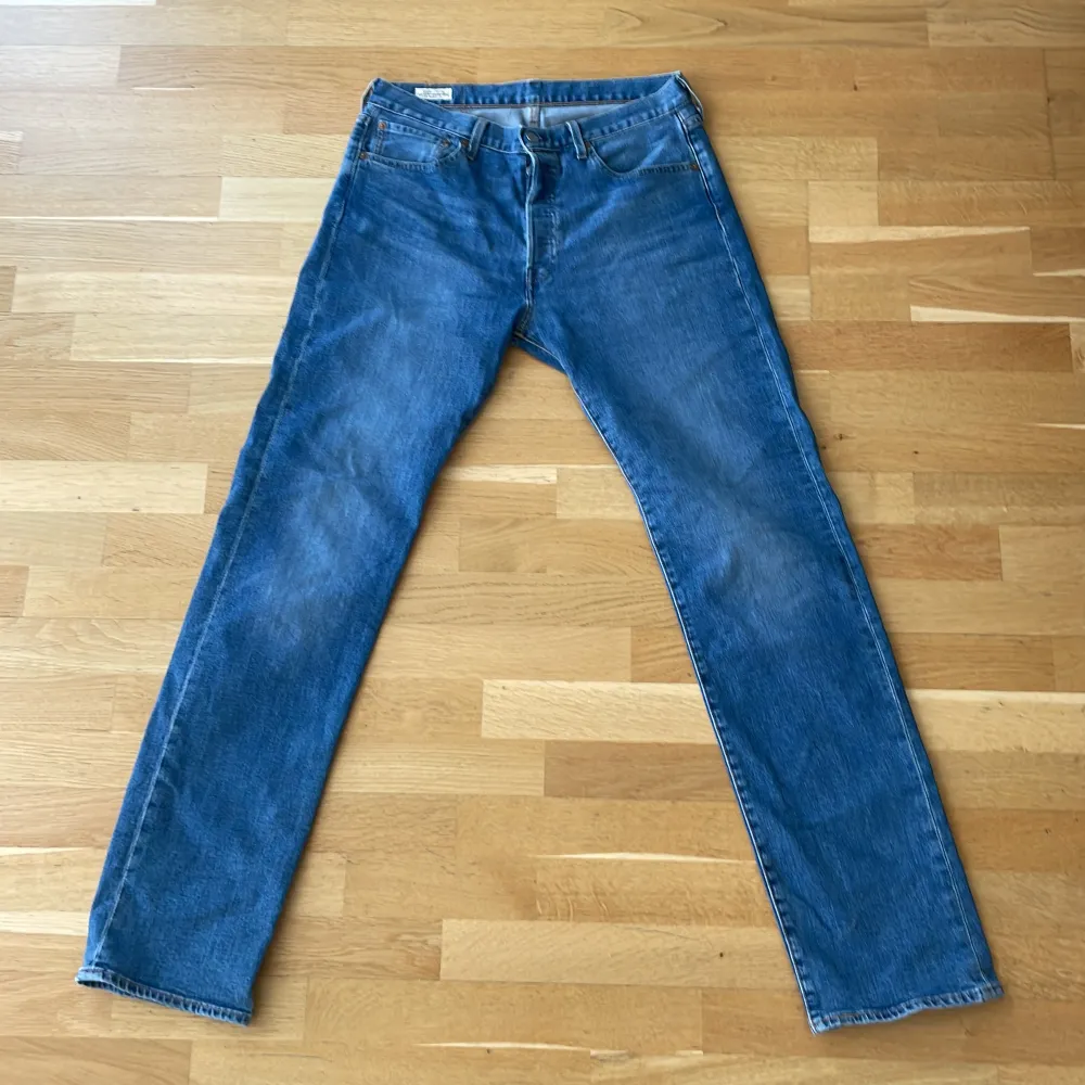 Ett par blåa levis jeans 501or i storlek 31/34.  Helt nya, prövat dom en gång!  Pris går att diskuteras.. Jeans & Byxor.