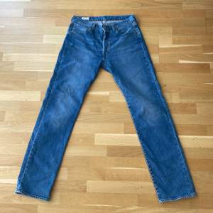 Ett par blåa levis jeans 501or i storlek 31/34.  Helt nya, prövat dom en gång!  Pris går att diskuteras.