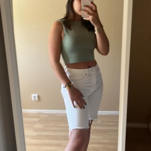 Zara shorts - Vita shorts från zara i jättefin skick. Jag har använt de tre gånger men de är inte riktigt min styl. Storlek 38 men passar mer som en 36. Skriv privat vid frågor eller funderingar 🥰🫶🏼