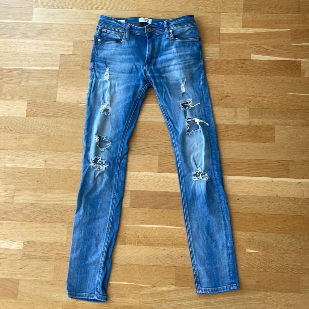 Ett par riktigt snygga skinny jeans i storlek 29/32 från Jack&Jones.  Knappt använda!  Pris går att diskuteras vid snabb affär.. Jeans & Byxor.