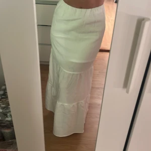 Maxikjol - Vit super söt maxikjol från hm som aldrig är använd i storlek xxs men passar mig som har s i vanliga fall