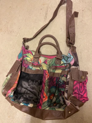 Desigual väska - Jättefin väska med fint mönster :)