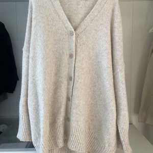 Stickad Cardigan  - Stickad Cardigan från biancas kollektion med Nelly. (Helt slutsåld) I skick som ny!  Nypris:499 Säljer för: 200
