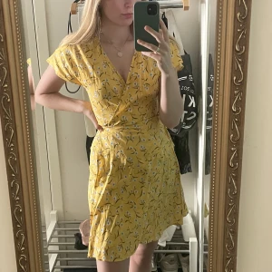 Blommig klänning  - Somrig klänning från hm som är gul med blommor. Fint skick! 