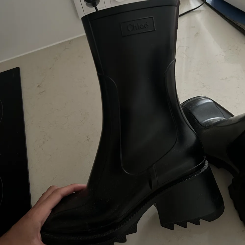 Säljer dessa Chloe boots, använda 1 gång. Nypris ca 4500kr . Skor.