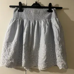 Superfin somrig kjol, säljer för att den tyvärr blivit lite för liten för mig 💙