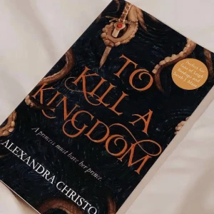 Bok - To kill a kingdom av Alexandra christo. Ej färdigläst och därav nyskick. Säljer pga inte ett fan av fantasy. Frakt tillkommer! 