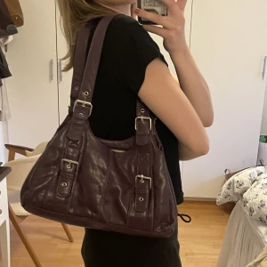 lila axelväska  - lila handväska / axelväska i fint skick! mått 36 bredd, 19 höjd och 9 djup