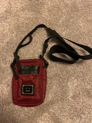 Acne Studios sidebag - Säljer denna väskan efter en kort tids användande. Köpt på Paul & Friends i Stockholm.