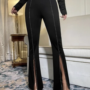 byxor - oanvända svarta byxor med slits, perfekta till sommarkvällar. storlek M passar även S.