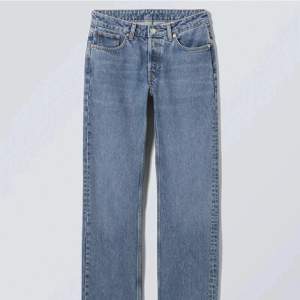 Jättefina jeans från weekday i modellen pin mid straight, storlek W29 L30, färg Harper. Nyskick och endast använda ett fåtal gånger då de är för stora på mig som vanligtvis har 34/Xs. Nypris 590. Köparen står för frakten. Hör gärna av er om ni har frågor💗