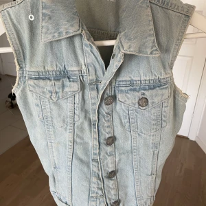 Jeans väst - Strl XS BikBok