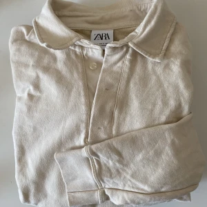 Tröja med krage  - ZARA storlek S (tror herr men unisex). Jättemysig tröja som knappt har används. Den är lite ljus beige/aprikos i färgen.