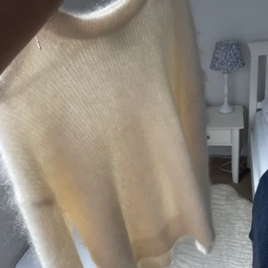 Vit mohair tröja från Other stories - Mohair tröja från & Other stories. Aldrig använd. Nypris 1400