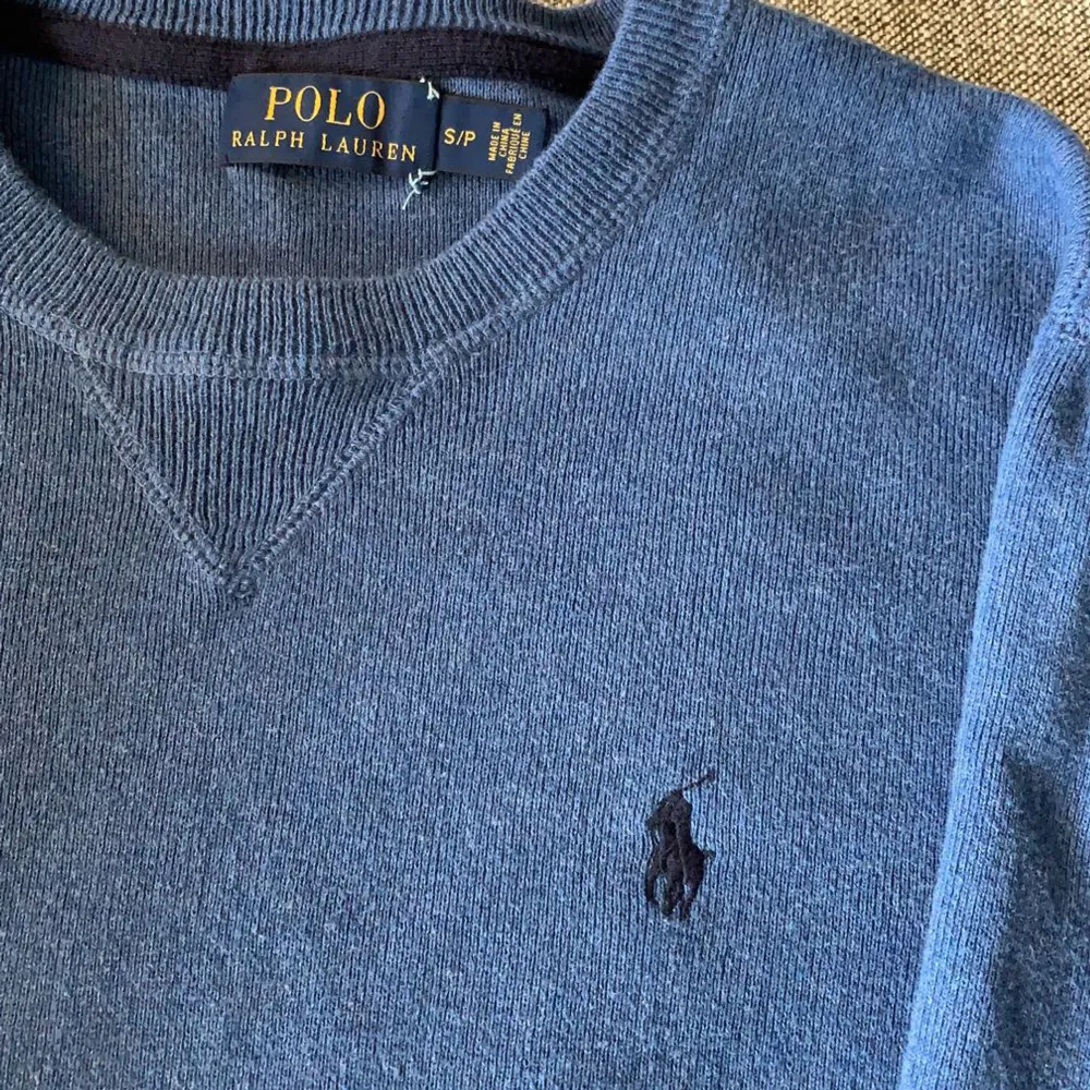Säljer min polo Ralph lauren sweatshirt stickad mycket bra skick storlek s herr. Stickat.