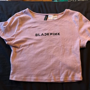 Blackpink topp - En blackpink magtröja från hm X blackpink, riktig merch från dem. Använd ganska mycket men fortfarande väldigt fint skick