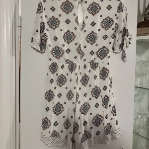 Byxdress - Mönstrad byxdress från only, fint skick. Storlek 34 passar som 36