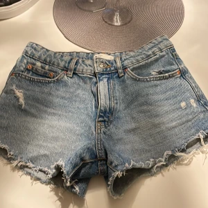 Shorts - Säljer dessa jeans shortsen från Gina tricot då dom är för små på mig, storlek 34, använde dom fåtal gånger förra sommaren när jag var utomlands. Kommer inte ihåg vad jag köpte dom för men säljer dom för 75kr+frakt