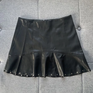 Skinnkjol nitar mango - Jättefin kjol i skinnimitation med nitar från mango. Har tyvärr ingen bild på då den inte passar mig längre🫶🏽🌸