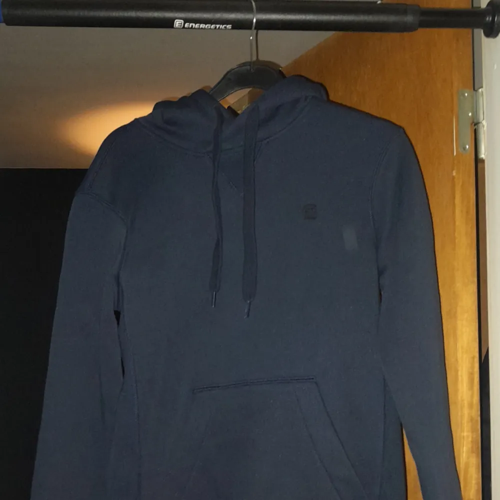 Säljer min g star hoodie för att den är för liten och inte kommer till nån användning, Den är nästa helt oanvänd har endast användt den en gång, inga hål eller fläckar, Köpte den på zalando för 850kr,. Hoodies.