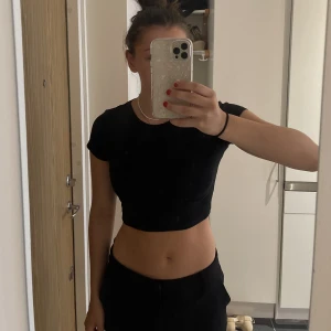 Svart och ljusblå magtröja 🖤🩵 - En svart och en ljusblå tight magtröja i storlek S! Bra-att-ha tröjor men tyvärr kommer de inte till användning hemma hos mig. 59kr för båda tröjorna 🖤🩵