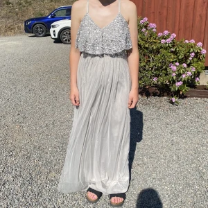 Balklänning  - Säljer min superfina balklänning, inköpt på Nelly och endast använd en gång (nyskick). 