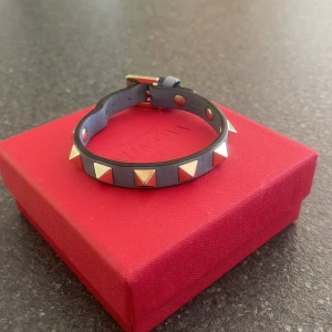 Valentino armband - Säljer mitt fina valentino armband ❤️ Nypris på hemsidan 2945 kr men mitt pris är lågt pga defekter (se sista bilden). Den har använts flitigt men på armen är defekterna inte synliga. Box, nfc kod och extra pigg medföljer❤️