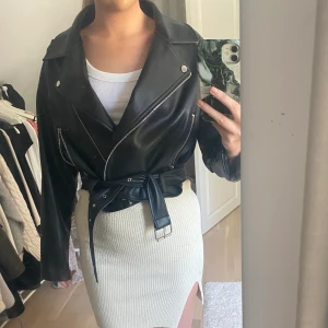 Skinnjacka - Oversized skinnjacka, köpt för ett halvår sedan. Endast använd 2-3 gånger. (Nypris 699)