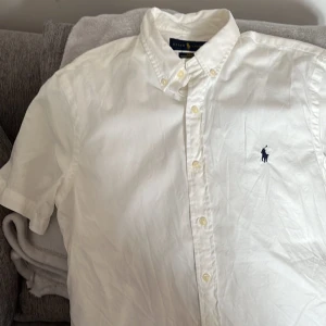 Ralph lauren skjorta  - En kortärmad snygg Ralph lauren skjorta som är perfekt nu till sommaren! Storlek M. Säljer för 450kr då den är i väldigt bra skick.