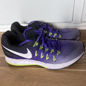 Knappt använda Nike träningsskor Storlek 40.5 - 26cm Tvättar skorna och packar för leverans i förväg  