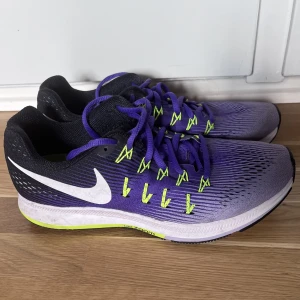 Nike Zoom Pegasus 33  - Knappt använda Nike träningsskor Storlek 40.5 - 26cm Tvättar skorna och packar för leverans i förväg  
