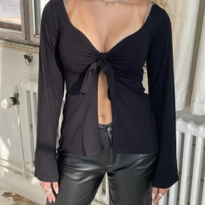 Så snygg topp - Funderar på att sälja denna jätte fina tröja på design by si, skriv om ni är intresserade🫶 Andvänd en gång så nästan som ny!😁🫶