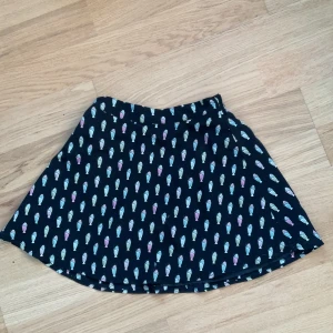 Kjol milkshake - Svart kjol med milkshakes. Barn