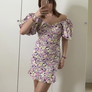 Sommarklänning - En jätte fin midsommar/sommarklänning från ginatricot! Nyskick. Strl 34 🩷💘300kr+frakt 