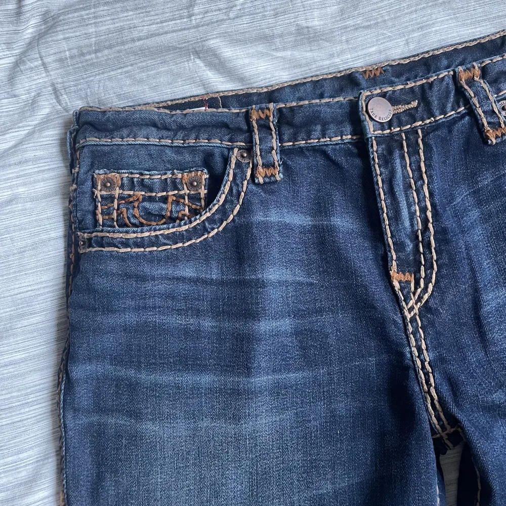 Ett par riktigt sköna true religion jeans med nice wash och fint broderade fickor. De är storlek 30 men passar ocksa 31 möjligtvis 32 enligt mig. De har nice rätt baggy passform och de ser bra ut om man saggar. Skicket är riktigt fint. Priset inte fast. Jeans & Byxor.
