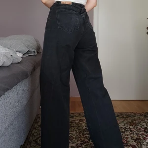 Svarta vida Na-kd jeans - Har vuxit ur mina gamla favoritjeans. Bra kvalité och inte särskilt slitna. Pris kan diskuteras.