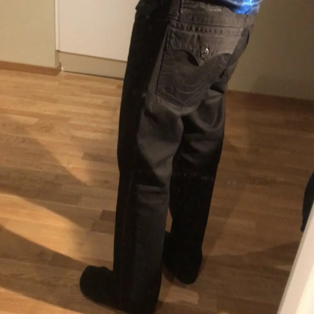 Sköna jeans som går över skorna. De är i bra skick och har inga fel alls. Skriv vid frågor eller fler bilder. Pris kan diskuteras . Jeans & Byxor.