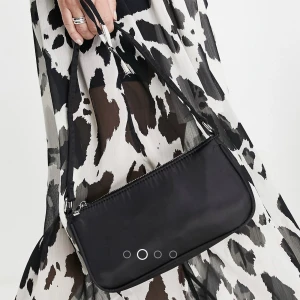 Svart nylon väska  - Svart axelremsväska i nylon från asos, 90-talsstil