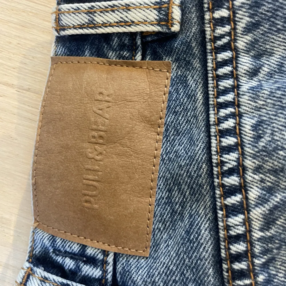 Ett par super snygga högmidjade mom jeans från Pull & Bear. Färgen är som på första bilden. Dom är köpta föra året men väldigt lite använda. . Jeans & Byxor.