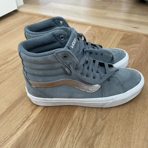 Skit coola vans - Säljer dessa unika vans i så snygg färg. Använda 1-2 gånger. Slutsålda! Nypris 1000kr